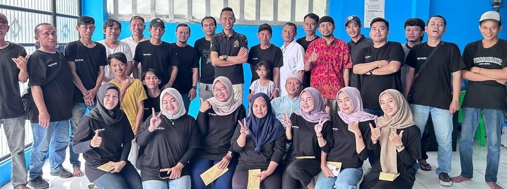 Tim PT Terimareja Kedung Utama di gudang